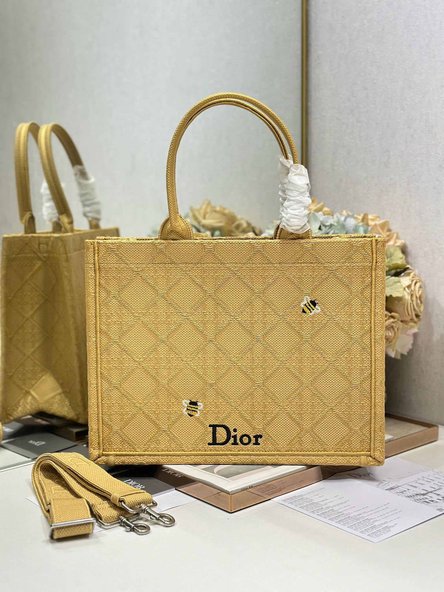 Diro Book Tote