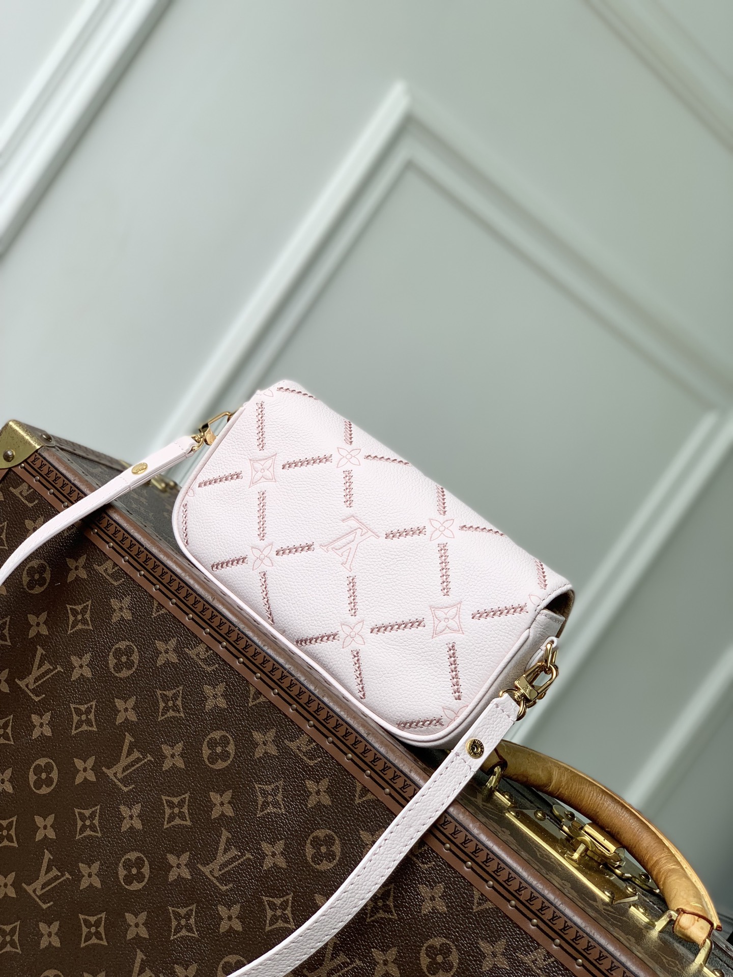 L0vis Vvtt0n Wallet on Chain Ivy-M29502-23.5 x 12 x 4.3CM
