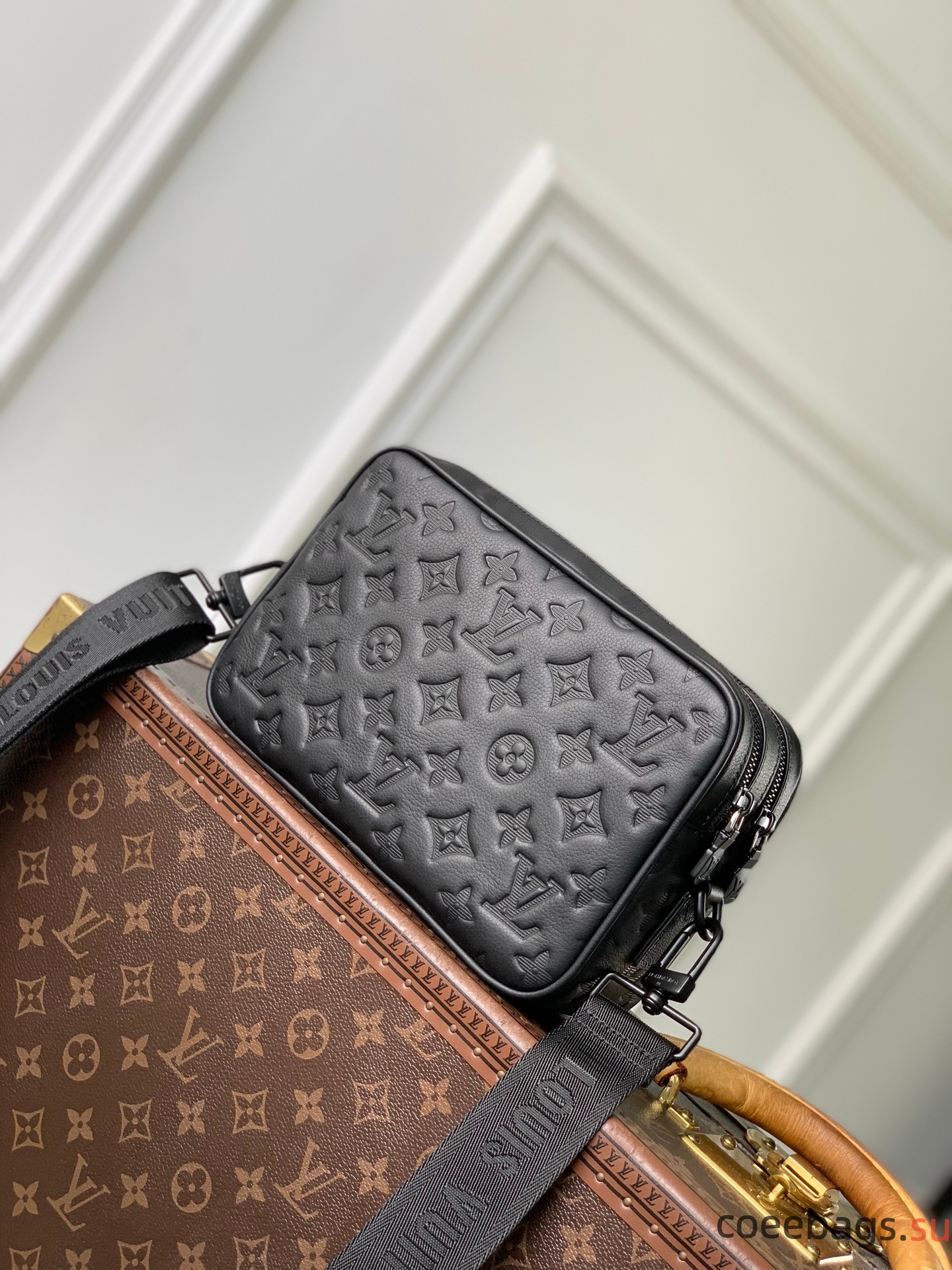 L0vis Vvtt0n Alpha Messenger Bag- M28785-26 x 17 x 5CM