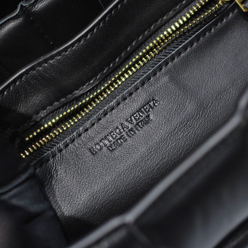 Bo*te*ga ve*ne*ta padded cassette leather shoulder bag black