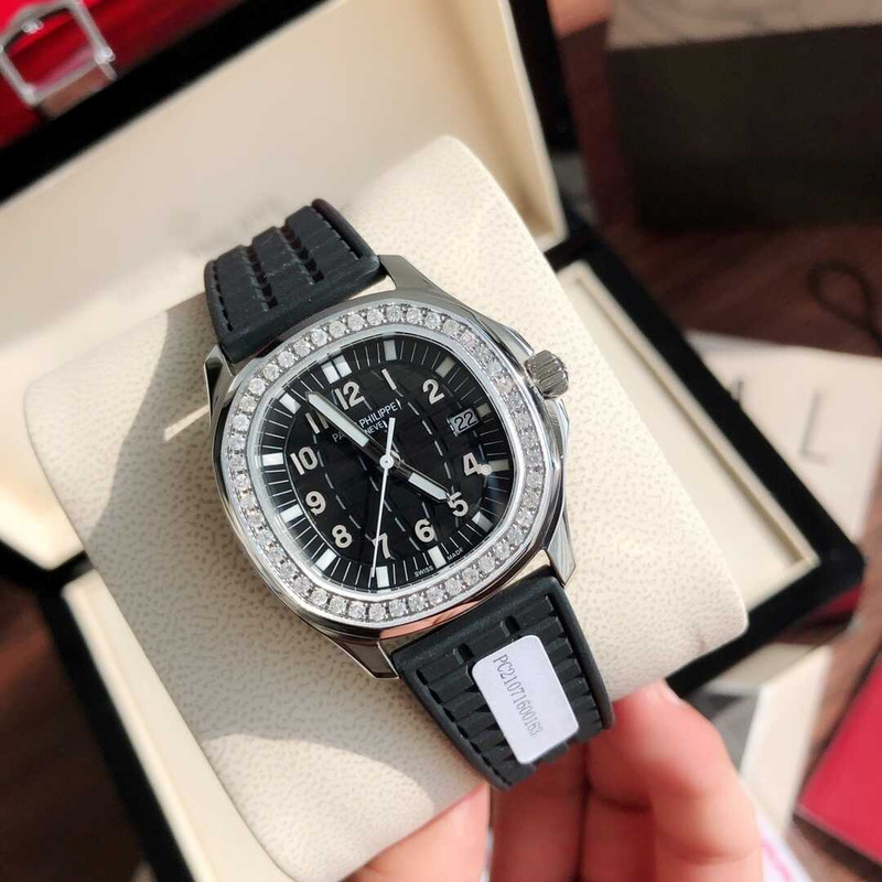 Patek Philippe Aquanaut 5067A Diamond-set Grey Dial