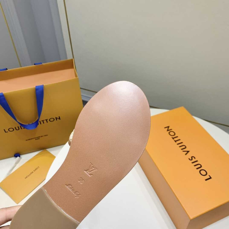 l**is V*t*n lock it flat mule beige