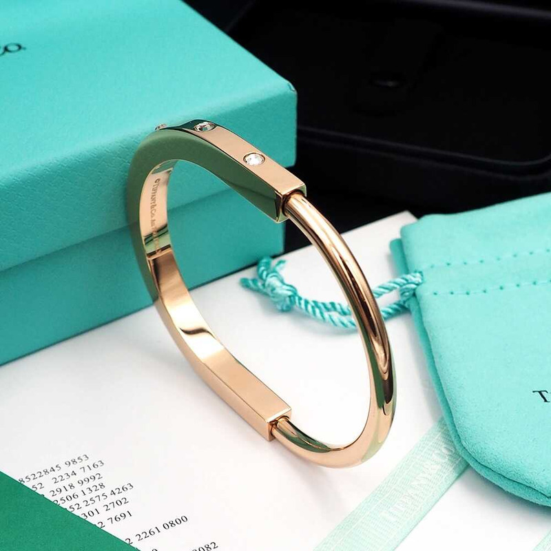 T*f*ny bracelt for women gold